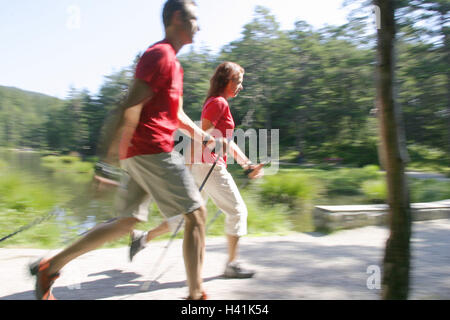 Waldweg, am See, sportlich, alle Paare, Nordic Walking, Unschärfe, Freizeit, Hobby, laufen, gehen, laufen-Technologie, Rest, Equalizer, Fett verbrennen, sport, sportlich, Sportler, Sport, Aktivität, aktiv, Fit, Fitness, Ausdauer, Ausdauer Sport, Vital, Vitalität, Stockfoto