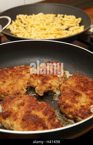 Schnitzel in der Pfanne Stockfoto