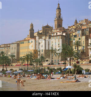 Frankreich, Riviera, Côte d ' Azur, Menton, Altstadt, Strand "Plage, Sablettes", kein Model-Release, Europa, Frankreich, Küste, Département Alpes-Maritimes, Mittelmeerküste, Côte d ' Azur, Küste, Bucht Garavan, Mentone, Küstenort, Stadt, Blick auf die Stadt, Strand, Strand-Szene, Badegäste, Urlauber, Urlaub, Sommerurlaub, Hintergrund Hügel, Altstadt vierter, promenade, Wohnhäuser, Häuser, bunt, Architektur, die Ecken, lapidar, Kirchturm, Kirche, Basilika Saint-Michel, Eglise Saint Michel , Sommer, Stockfoto