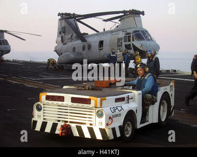 Januar 2003 Operation Enduring Freedom: Flugdeckschlepper der US-Marine und ein Marine-Sea-Ritter-Hubschrauber auf der USS Nassau im Persischen Golf. Stockfoto