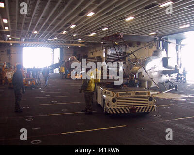 28. Januar 2003 die Operation Enduring Freedom: a U.S. Navy Flight Deck Traktor auf dem Hangardeck der USS Nassau. Stockfoto