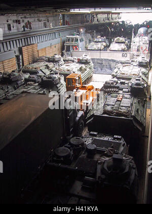 Januar 2003 Während Der Operation Enduring Freedom bewaffnung des US Marine Corps auf einem Hovercraft an Bord der "USS Tortuga" im Persischen Golf. Stockfoto