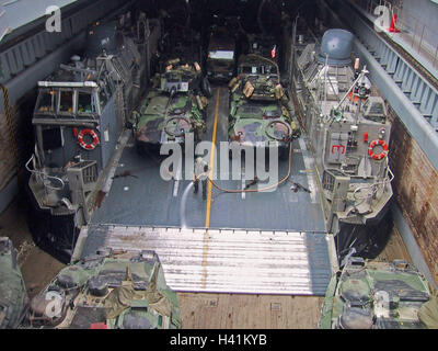 Januar 2003 Während Der Operation Enduring Freedom bewaffnung des US Marine Corps auf einem Hovercraft an Bord der "USS Tortuga" im Persischen Golf. Stockfoto