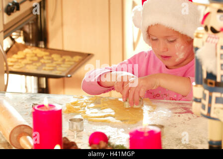 Yule-Flut, Backen, Mädchen, Plätzchenteig, Freisteller, innen, bei Hausmannskost, Advent, Adventszeit, Weihnachten, Weihnachten, Weihnachten, Haushalt, Vorbereitung, Kekse, Teig, Kuchen, Weihnachten Bäcker, süß, Keks, Weihnachten Keks, Kind, Kinder Stockfoto