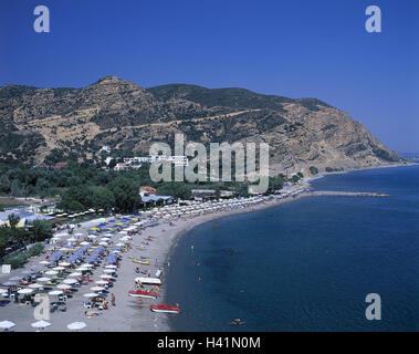 Griechenland, Kreta, Agia Galini, Strand, Übersicht, außerhalb der Kykladen, Cyclades-Insel, Insel, Strand, sandige Badebucht, Meer, Mittelmeer, Badegäste, Badeort, Häuser, Wohnhäuser, Liegestühle, Sonnenschirme, Berge Stockfoto