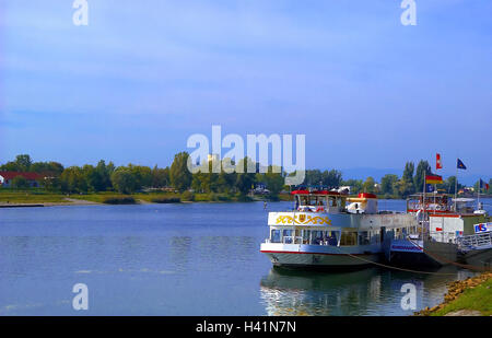 Deutschland, Baden-Wurttemberg, imperial Stuhl, Breisach, Rhein, Urlaub Schiffe Europa, Haut-Rhin Broads Tiefland, Oberrhein, Stadt, Tourismus, Tourismus, Schiffe, Schifffahrt, Schiff, Ausflug, Bootssteg, Fahnen, Flaggen Stockfoto