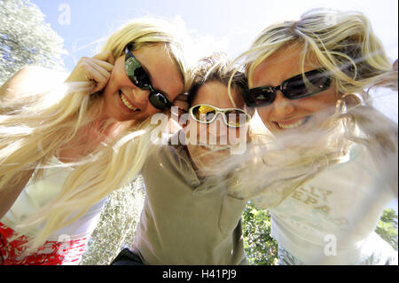Mann, Frauen, jung, blond, Sonnenbrille, lachen, Geste, Sommer, außerhalb der Ferien, positiv, entspannen, beobachten, Spaß, Freunde, Clique, 3, 20-30 Jahre, Jugend, Blick frei, Scherz, Kamera, Lebensfreude, Lifestyle Stockfoto