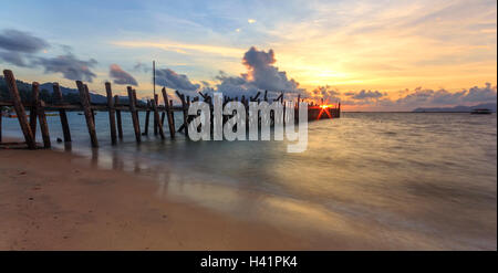 Holzsteg, Black Sand Beach, Langkawi, Malaysia Stockfoto