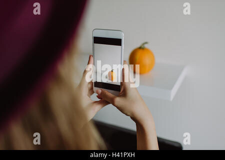 Frau, die ein Foto von einem Kürbis Stockfoto