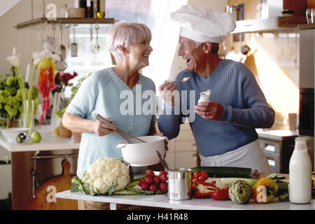 Küche, älteres Paar, Kochen, zusammen paar, Senioren, alte Person, 60-65 Jahre, Best Age, Partnerschaft, Kochen, GAP, Haushalt, kulinarische Arbeit, Zusammenhelfen, Gemüse, Schnitt, Kosten, Test, versucht, Vorbereitung, Essen, Speisekammern, Hobby, Spaß, Freizeit-Ti Stockfoto