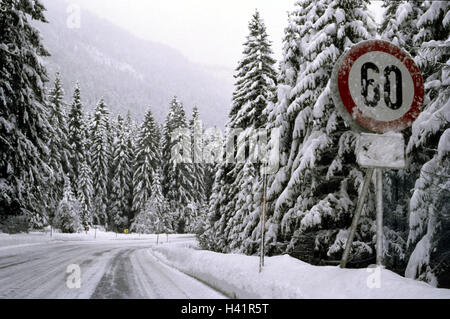 Winterlandschaft, Straße, schneebedeckte Straße, Tempolimit, 60 km/h, Winter, winterliche Straße Beziehungen, Bundesstraße, Verkehrszeichen, Straßenschild, Einschränkung, Geschwindigkeit Stockfoto