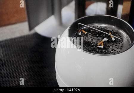 Gebäude, öffentlich, Eingang, Palette, Detail, Aschenbecher, Eingang, Aschenbecher, Zigarette Federn, Federn, Rauchen ungesund, Gesundheitsrisiko, Verbot, Rauchen, Rauchen verboten, Nichtraucher, Produktfotografie, Still Life, Konzeption, Restaurant, Bar, Nichtraucher, n Stockfoto