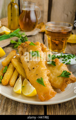 Fish &amp; Chips. Fisch in Bierteig, Kräuter-Dip und tschechisches Bier gewickelt Stockfoto