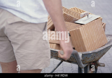 Detail, Barrow, rote Ziegelsteine, Kelle Maurer, Bauarbeiter, Bau Lehmziegel, Größe anders, Männer bei der Arbeit, Bau, Bau ein Haus, bauen, Bau-Werkzeuge Stockfoto