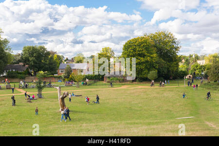 Menschen, Familien und Kinder genießen den sonnigen Tag im Richmond Park in der Nähe von Petersham Tor. Stockfoto