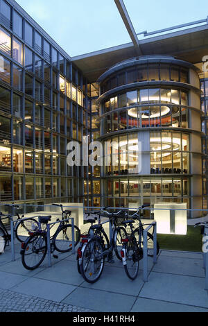 Deutschland, Berlin, Zoo, Paul Löbe-Haus, Detail, Glasfront, Beleuchtung, Vorplatz, Fahrräder, Abend, Europa, Stadt, Hauptstadt, Regierungsviertel, Spree-Bogen, Regierungsgebäude, Gebäude, Struktur, Architektur, Architekt Stephan Braunfels, Fassade, Glas, Rotunden, Ausschuss Vorstandsetagen, Ort von Interesse, Stockfoto