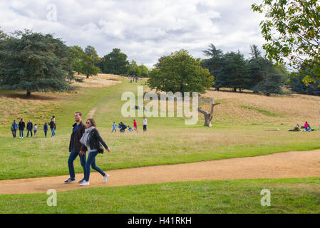 Paar in einem Pfad in der Nähe von Petersham Tor im Richmond Park, London. unbekannter Menschen wandern auf dem Hügel im Hintergrund Stockfoto