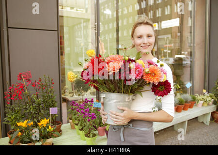 Blume, Geschäft, Blumenladen, Eimer, Dahlien, halbe Porträt, Blumenladen, Frauen, 20-30 Jahre, shop Assistentin, Blumen, Schnittblumen, Wahl, Beruf, Job, freundlich, Freundlichkeit, Natürlichkeit, Wirtschaft, Einzelhandel Handel, draußen Stockfoto