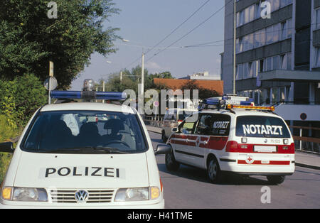 Stadtverkehr, AUX Eingang, zusätzliche Bus, Polizei, Notarzt, Auto Kennzeichen unkenntlich machen!!!, Verkehr, Unfall, Rettung Auto, Notarzt Wagen, zusätzliche Bus rotes Kreuz, ambulante Patienten, erste Hilfe, Unfall-Hilfe, Unfall, Rettung e Stockfoto