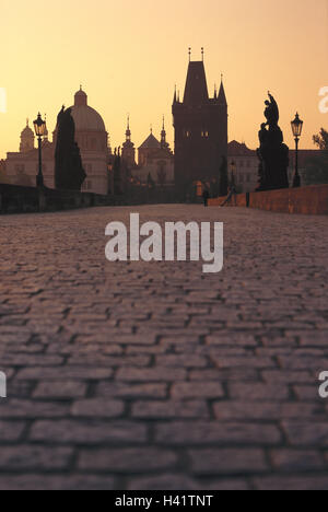 Tschechien, Prag, Karl Brücke, alte Stadt-Bewohner Brückenturm, Kirche, Abendstimmung, Europa, Osten, Europa, Tschechien, Prag, Old Town, Moldawien, Brücke, Verbindung Altstadt "Stare Mesto", kleine Seite Mala Strana, Struktur, Steinbrücke, Denkmal, Verbindung, Architektur, Bridge-Architektur, Turm, "Staroměstská Mostecka Vez", 15 Prozent, Architekten Peter Parler, Brücke Statuen, Figuren, Kopfsteinpflaster, Wahrzeichen, Ort von Interesse, Tourismus, Abendlicht, Abendsonne, Sonnenuntergang Stockfoto