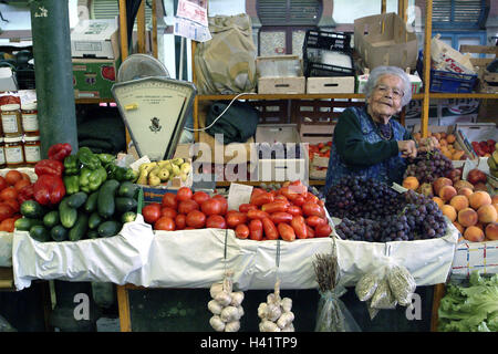 Portugal, Algarve, Loule, Marktstand, Senior, Vertrieb, Obst, Gemüse bedeckt kein Modell zu Release, Europa, Platz, Markt, Markt, Wochenmarkt, Frau, einheimischen, Verkäuferin, Verkauf, Lebensmittel, Essen, Wirtschaft, Einzelhandel Handel Stockfoto