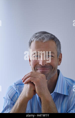 Mann, mittleren Alters, grauhaarige, lächelt, Herren Portrait, Portrait-Serie gut 40-50 Jahre Alter, Dreitagebart, Hemd, blau gestreift, kurzhaarige, attraktiv, gut aussehend, sympathisch, freundlich, Blick Kamera, Hände, Studio, Innenraum Stockfoto