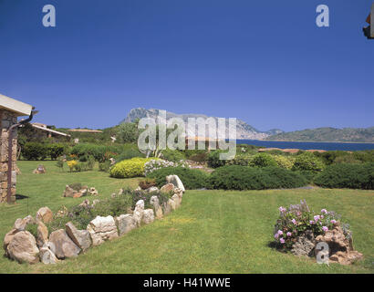 Italien, Sardinien, Capo Coda Cavallo, Küste, Wohnhaus, Garten, Europa, Mittelmeer Insel, Insel, Region Baronia, Küstenlandschaft, Ort, Häuser, Haus, Garten, Gärten, Sträucher, Büsche, gepflegt, sauber, Natur, Aussicht, Meer, Ziel, Urlaubsziel, Sommer, Idylle, Ruhe, Stille Stockfoto