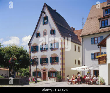 Deutschland, Bayern, Ost-Allgäu, Füße, Stadtzentrum, Franziskaner Spur, Wohnhaus, Brunnen, Straßencafé, Europa, Allgäu, schwäbische, Stadt, Stadt, Bau, Leben, Architektur, alte, Fassade, Fassade Schöpfung, Fassade Malerei, Restaurant, Restaurant, Gastronomie, Sommer, draußen Teil Stockfoto