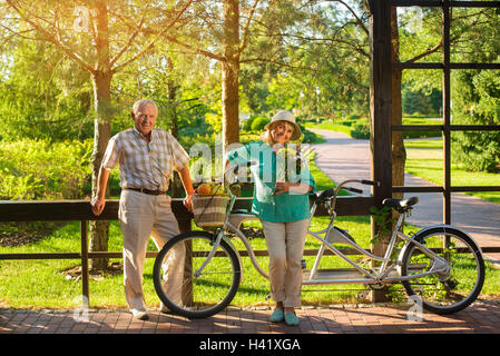 Älteres Paar in der Nähe von Tandem-Fahrrad. Stockfoto