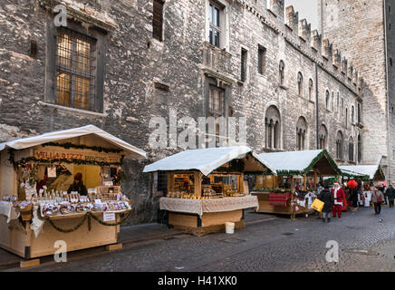 Trento, Italien - 15. Dezember 2015: Typischen Ständen des Weihnachtsmarktes in Trento, Italien. Stockfoto