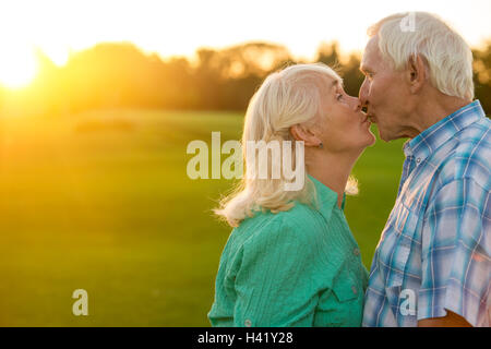 Älteres Paar ist zu küssen. Stockfoto