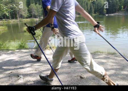 Waldweg, am See, sportlich, alle Paare, Nordic Walking, Detail, Freizeit, Hobby, laufen, gehen, laufen-Technologie, Rest, Equalizer, Fett verbrennen, sport, sportlich, Sportler, Sport, Aktivität, aktiv, Fitness, fit, Beharrlichkeit, Ausdauer Sport, Vital, Vitalit Stockfoto