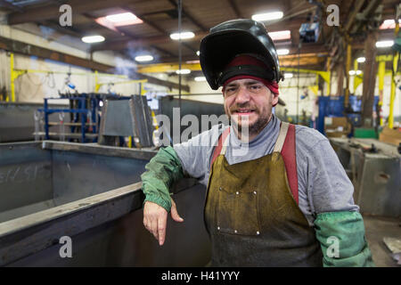 Kaukasische Schweißer posiert in Fabrik Stockfoto