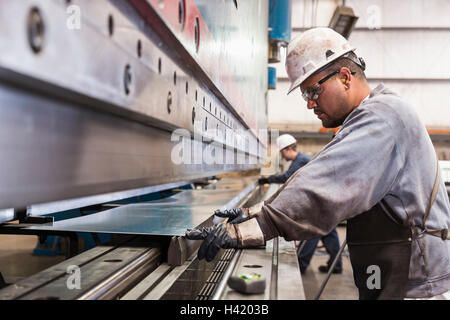 Arbeitnehmer, die Herstellung von Metall in Fabrik Stockfoto