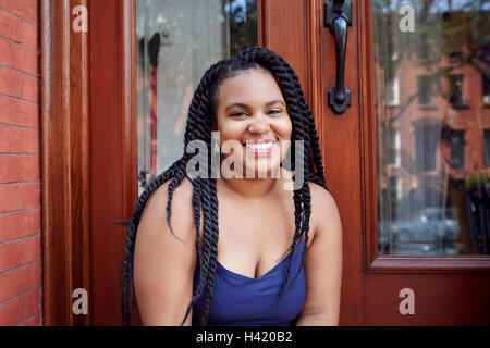 Lächelnde schwarze Frau in Tür Stockfoto