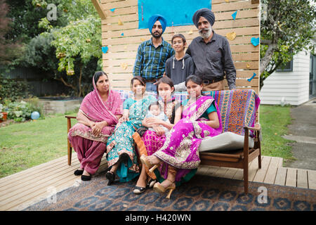 Mehr-Generationen-Familie posiert auf Terrasse Bank Stockfoto