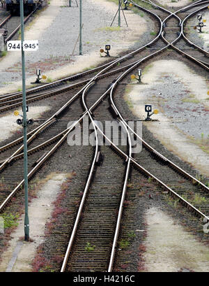 Bahnhof, Gleis, Detail, Switches, Rangierbahnhof, Wechsel Spuren, Spuren, Eisenbahn, Schienen, Gleise, Bahntransporte, Verkehr, Transport, Förderung, Eisenbahn, Bahn-Verkehr, Schienenverkehr, Logistik, Wirtschaft, Bahn Gerät, Bahntechnik, Richtung Update, Logistik, Deutschland, in der Nähe Hamburg, Netze Stockfoto