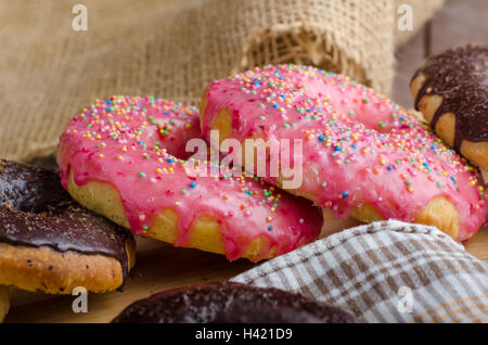 Selbstgemachte Donuts, für den größeren Hunger, Schokolade Pinky und Suger, amerikanische Kappe Morgen, Platz für Werbung Stockfoto