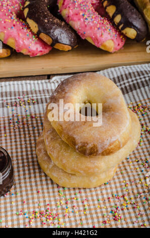 Selbstgemachte Donuts, für den größeren Hunger, Schokolade Pinky und Suger, amerikanische Kappe Morgen, Platz für Werbung Stockfoto