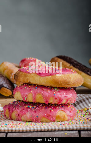 Selbstgemachte Donuts, für den größeren Hunger, Schokolade Pinky und Suger, amerikanische Kappe Morgen, Platz für Werbung Stockfoto