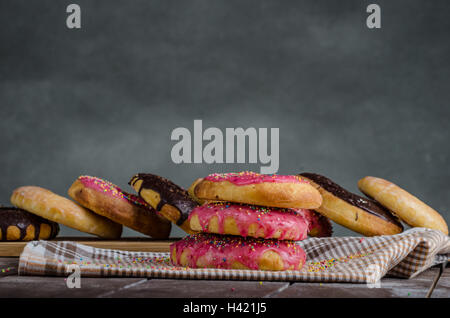 Selbstgemachte Donuts, für den größeren Hunger, Schokolade Pinky und Suger, amerikanische Kappe Morgen, Platz für Werbung Stockfoto