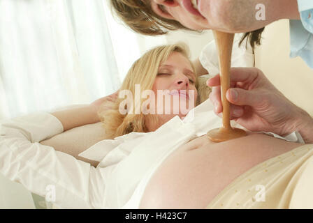 Mann, Frau, schwanger, Stethoskop, Bauch, hören Sie im Inneren, zu Hause, Schwangerschaft, schwanger, Schwangerschaft, Schwangerschaft, Augen geschlossen, paar, verheiratet, paar, Partner, Partnerschaft, Arzt, Gynäkologe Stockfoto