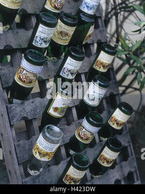 Wein Aktion, Regal, Weinflaschen, Weine, anders, Wirtschaft, Handel mit Wein, Holzregal, Wein, Lagerung, qualitätsgeprüften Weine, Weißwein, Alkohol, trinken, Alkoholiker, Moseltal, Weinregion, Hochformat Stockfoto