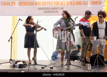Live-Konzert, gesponsert von Frau City Club of New York für die Gleichstellung der Frau.  Chelsea-Viertel von lower Manhattan. Stockfoto