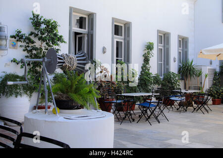 Einen traditionellen Hof in Hydra mit einem gut Stockfoto