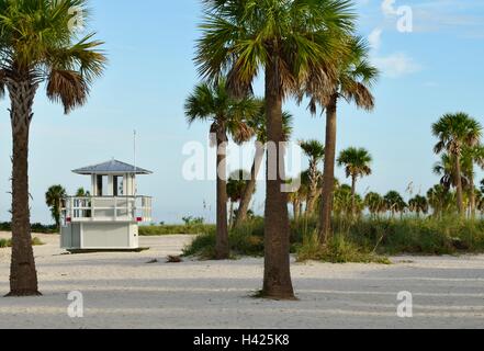 Leere Strandwache an ruhigen Tag am Strand. Stockfoto