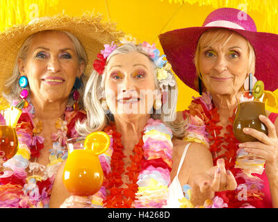 Senioren, Summerwear, Blume Ketten, Cocktail, Gruppenbild, Frauen, alt, Alter, gut Alter, Freunde, Freundschaft, zusammen, Reise, Urlaub, Urlaubsreise, Fernreisen, Kleidung, sommerlich, Mützen, Sonnenhüte, Kopfbedeckungen, Schmuck, "Lei", Getränke, Blumen Stockfoto