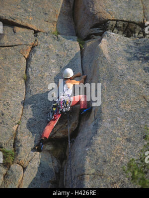 Felswand, Kletterer, Rückansicht, Europa, Skandinavien, Kongeriket Norge, Norwegen, Nordnorwegen, Land im Norden, Lofotinseln, Lofoten, Felsen, felsig, Klettergebiet, Mann, Sportler, sportlich, Hobby, Freizeit, Aktivität, Dehnung, Kraft, Ausdauer, Sport, s Stockfoto