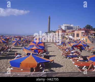 Spanien, Insel Korn Canaria, Maspalomas, Hotelstrand, Badegäste, Europa, Iberische Halbinsel, Kanarische Inseln, Kanaren, lokale Ansicht, Strand, Sandstrand, Strand, deck, Stühle, Sonnenschirme, Touristen, Sonnenbad, Sonnen, Erholung, Ruhe, nehmen Sie es einfach genießen, Strand, Urlaub, Sommerurlaub, Massentourismus, Urlaubsziel, Hintergrund, Leuchtturm Stockfoto