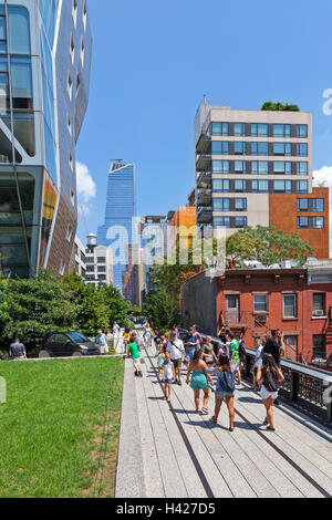 Menschen Sie zu Fuß und genießen die New York City High Line Park. Stockfoto